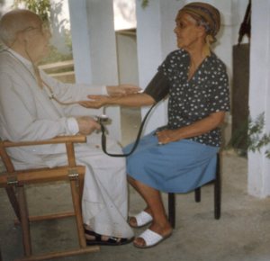 Pater Alfred examiniert eine Patientin